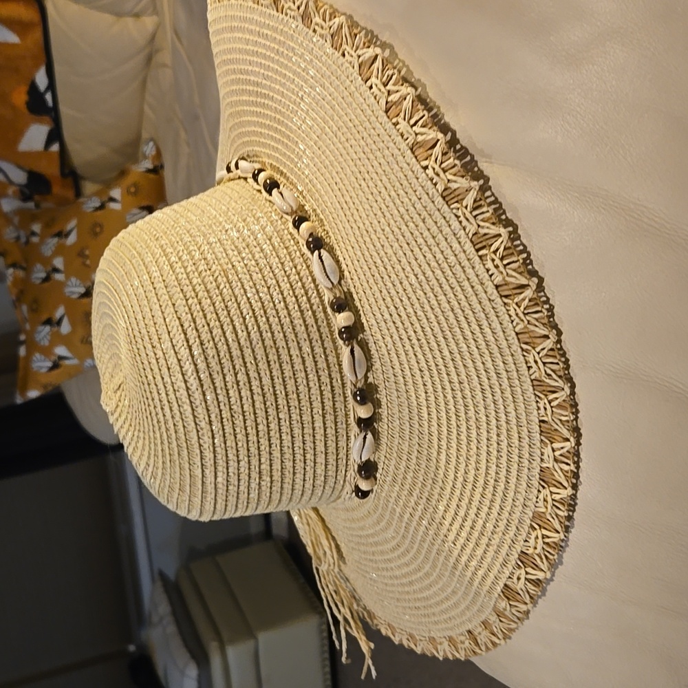 Beautiful Beach Straw Hat With Sea Shells 🐚 And Beads Accents.  ⭐️ ✨️NEW